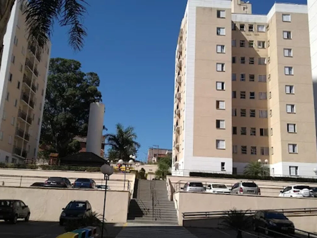A mesma fachada antes da obra.