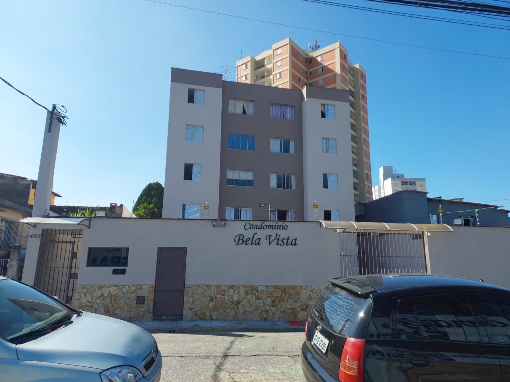 Fachada do Condomínio Bela Vista depois da obra, pintada em tons de cinza e branco.