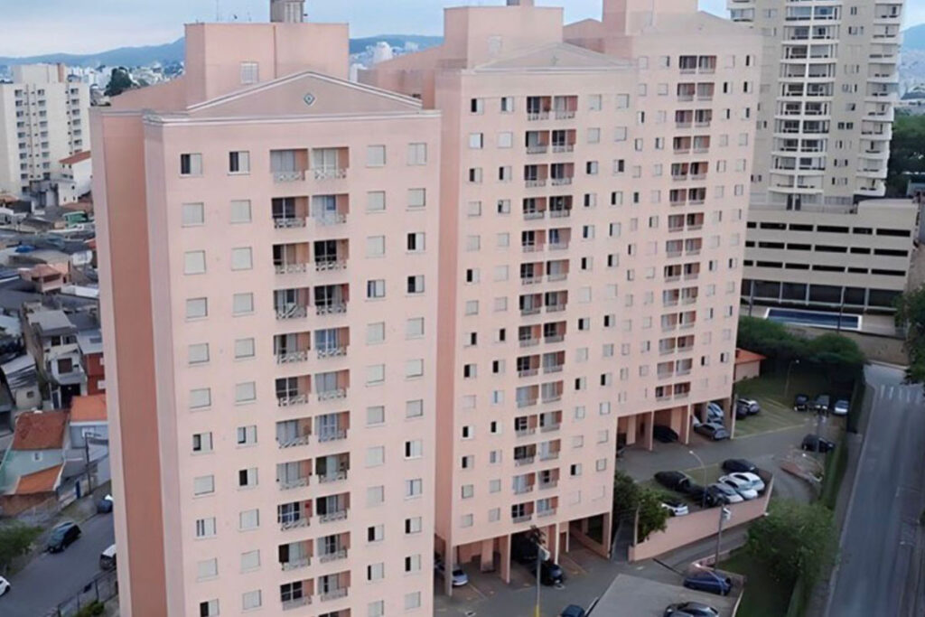 As mesmas três torres antes da obra, com a fachada rosada e desbotada.