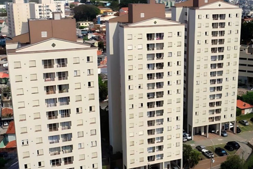 As três torres do Condomínio Villagio Di Gênova depois da pintura, em tom claro.