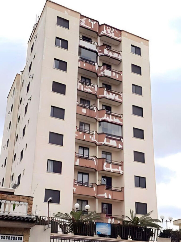 A mesma fachada antes da obra.