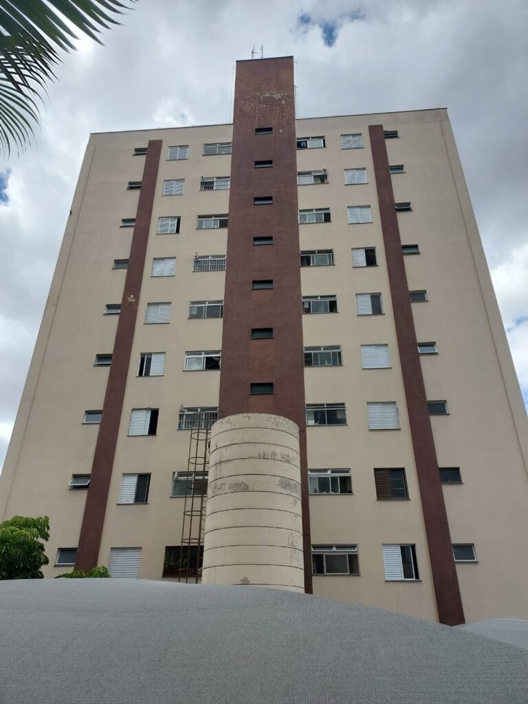 A mesma fachada antes da obra.