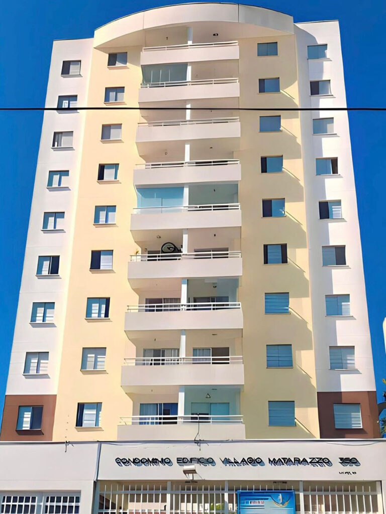 A mesma fachada antes da obra.