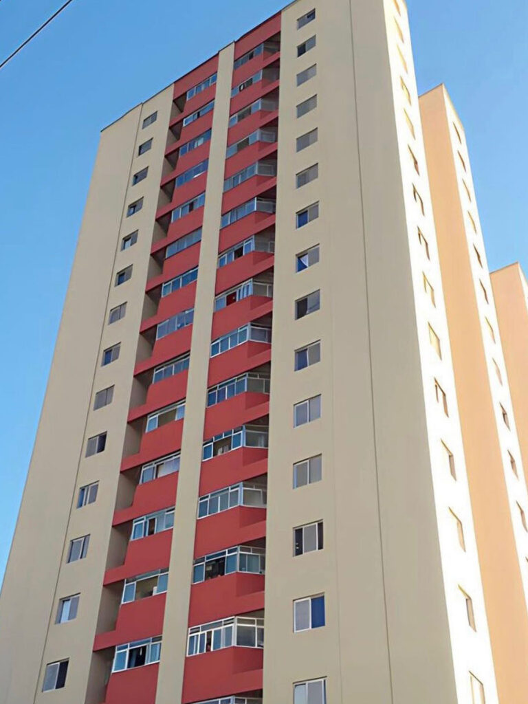 A mesma fachada antes da obra.