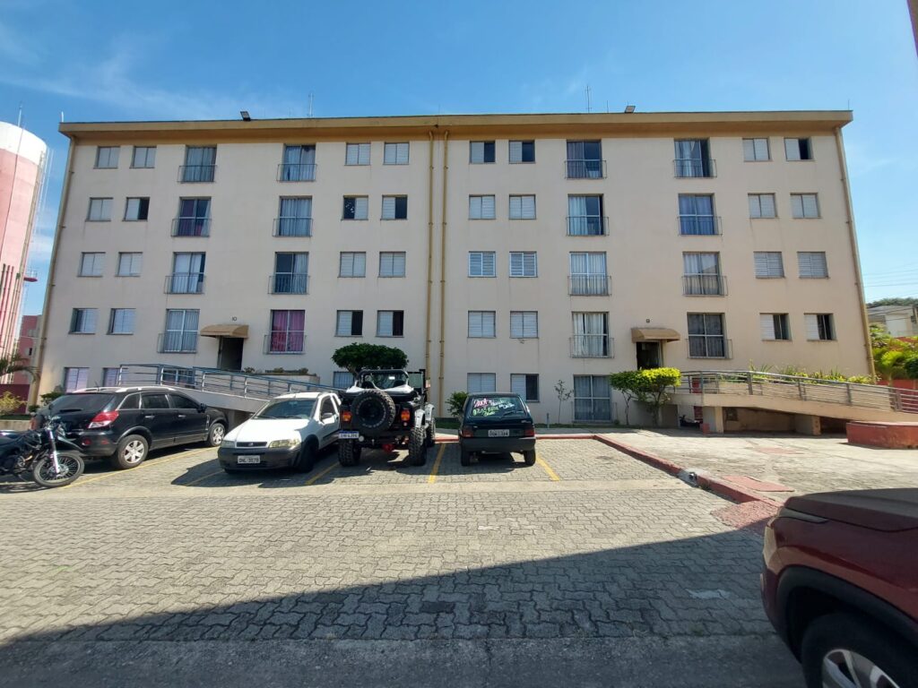 A mesma fachada antes da obra.