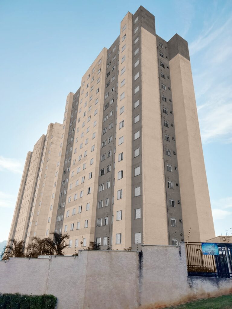 Fachada do Condomínio Residencial Plus antes da obra.