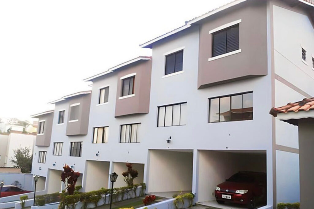 Casas do Condomínio Residencial Sequoia depois da pintura, em branco com detalhes marrons.