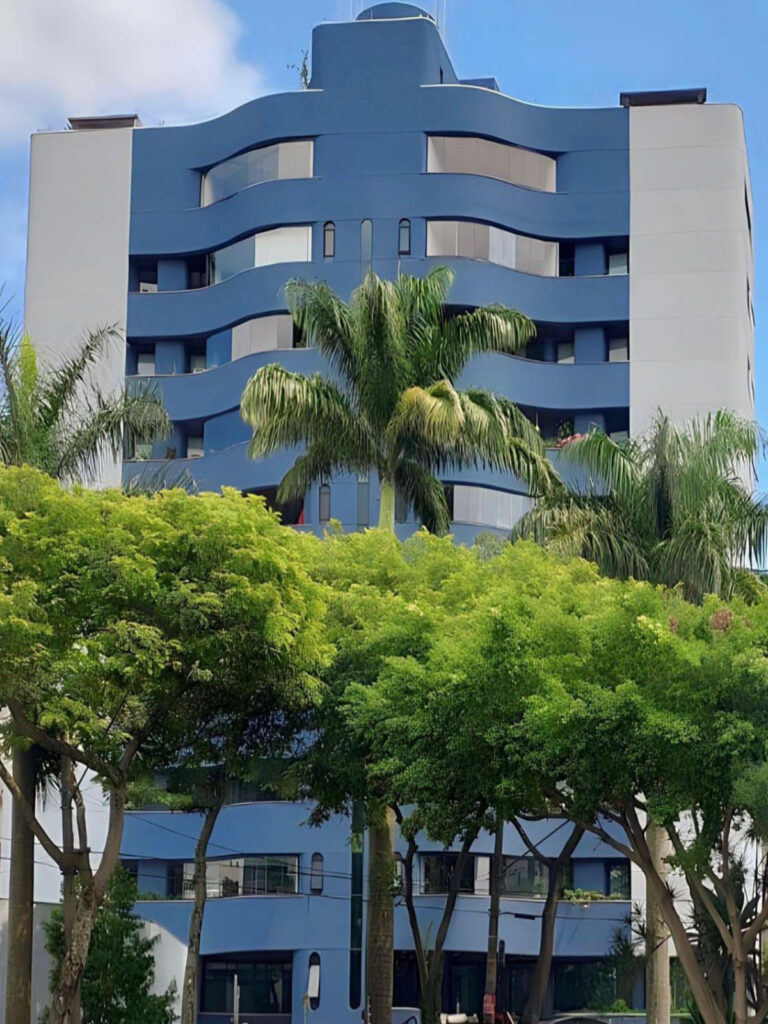 Fachada do Condomínio Edifício Verona depois da revitalização, pintada em azul e branco.