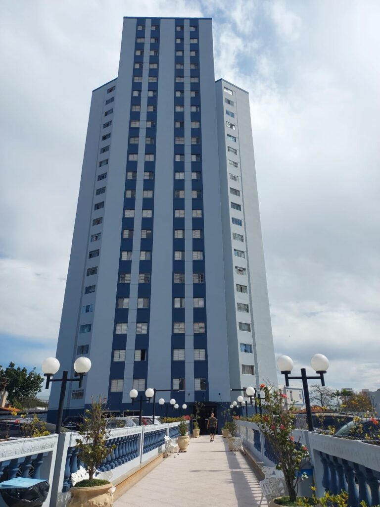 Fachada do Condomínio Edifício Villa Nazzaro depois da revitalização.